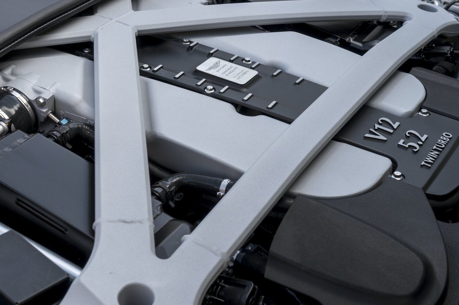 купе Aston Martin DB11 2016г выпуска модификация 5.2 AT (608 л.с.)
