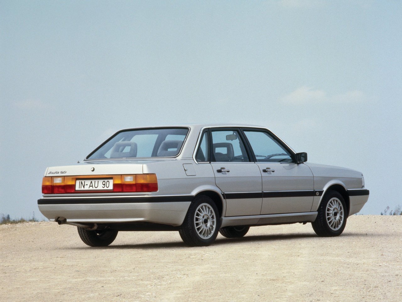 седан Audi 90 1984 - 1986г выпуска модификация 2.0 AT (113 л.с.)