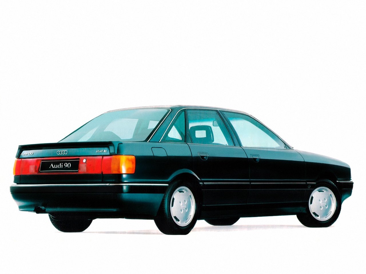 седан Audi 90 1987 - 1991г выпуска модификация 1.6 MT (80 л.с.)