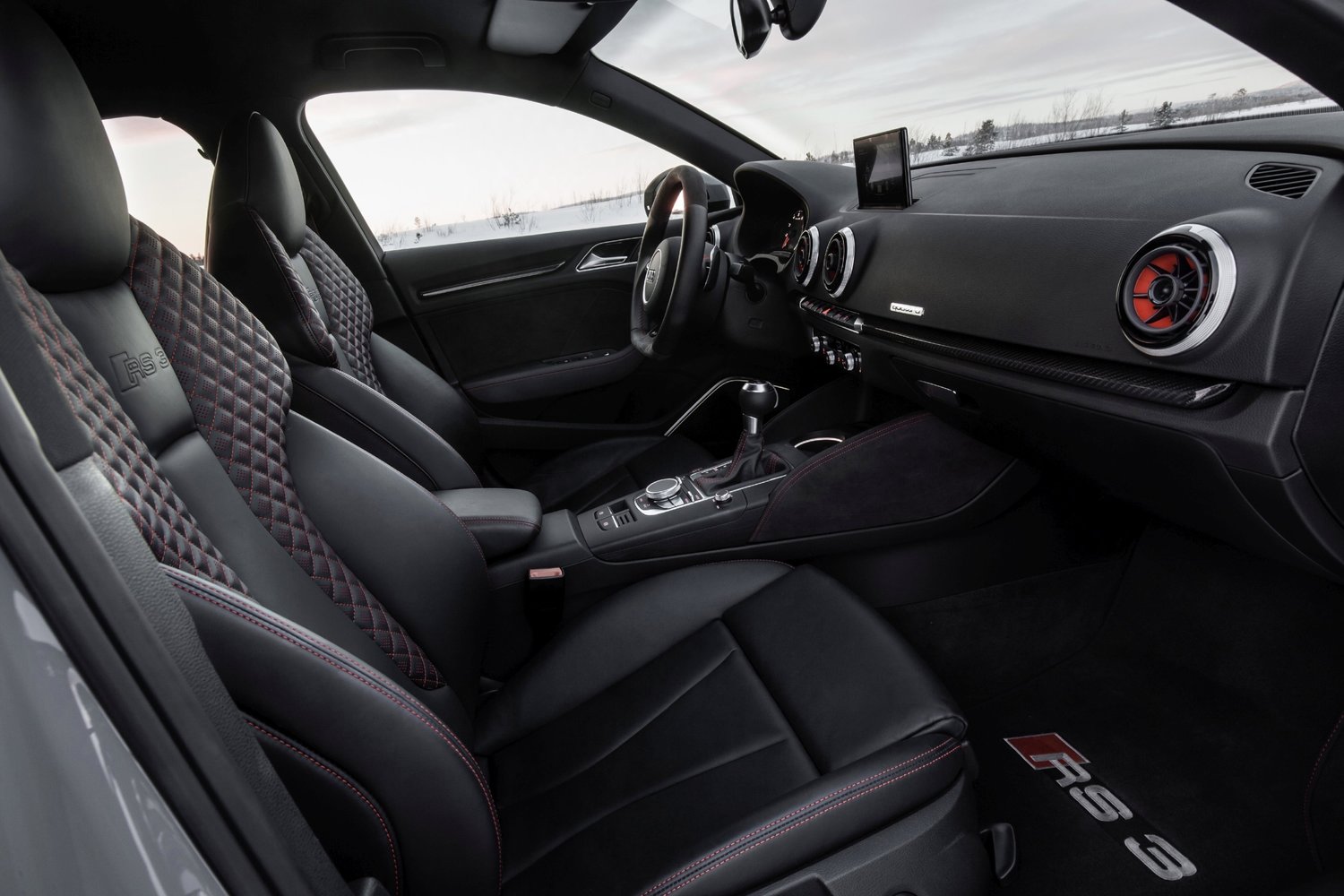 хэтчбек 5 дв. Audi RS3 2015 - 2016г выпуска модификация Базовая 2.5 AMT (367 л.с.) 4×4