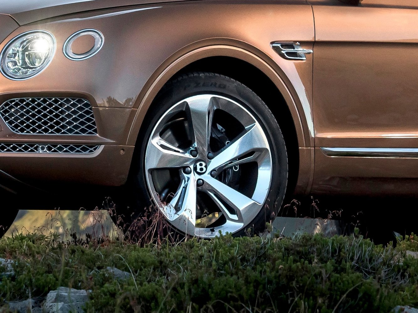 кроссовер Bentley Bentayga 2015 - 2016г выпуска модификация 6.0 AT (608 л.с.) 4×4