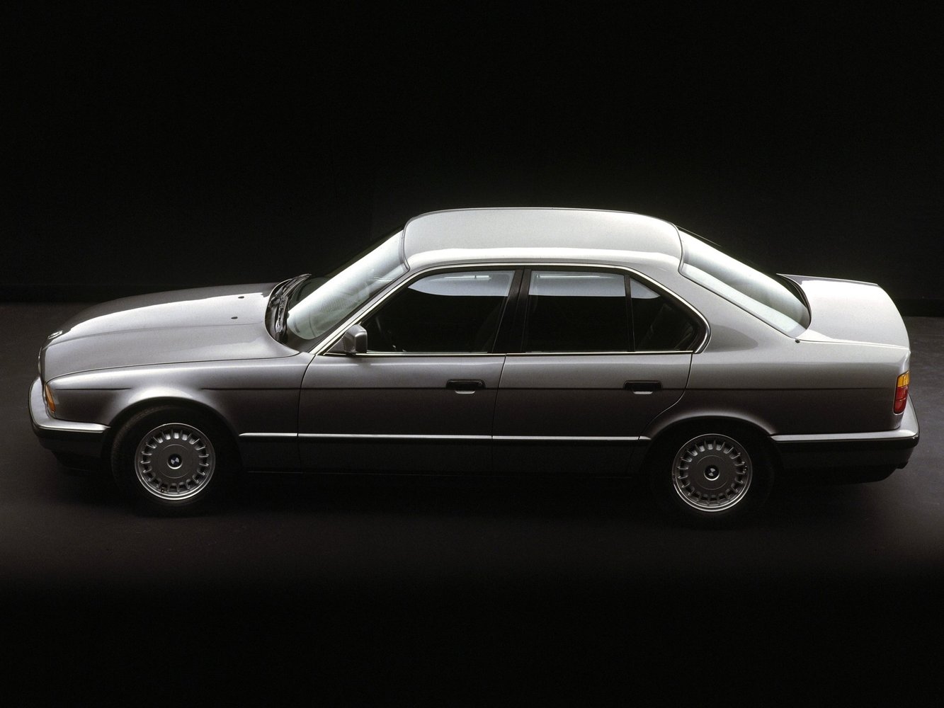 седан BMW 5er 1988 - 1997г выпуска модификация 1.8 AT (115 л.с.)