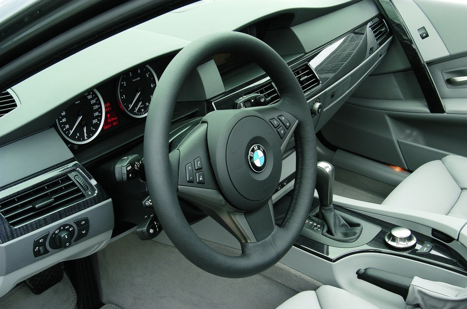 универсал BMW 5er 2003 - 2007г выпуска модификация 2.0 AT (150 л.с.)