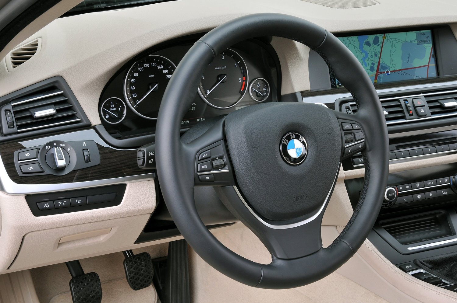 универсал BMW 5er 2010 - 2013г выпуска модификация 2.5 AT (204 л.с.)