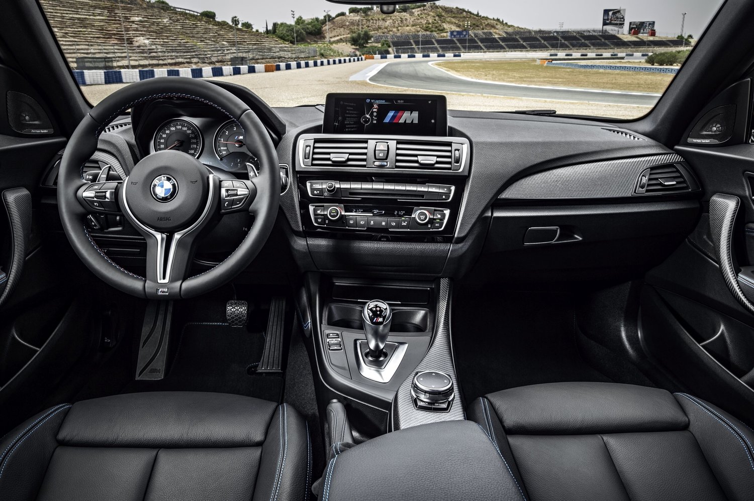купе BMW M2 2015 - 2016г выпуска модификация 3.0 AMT (370 л.с.)