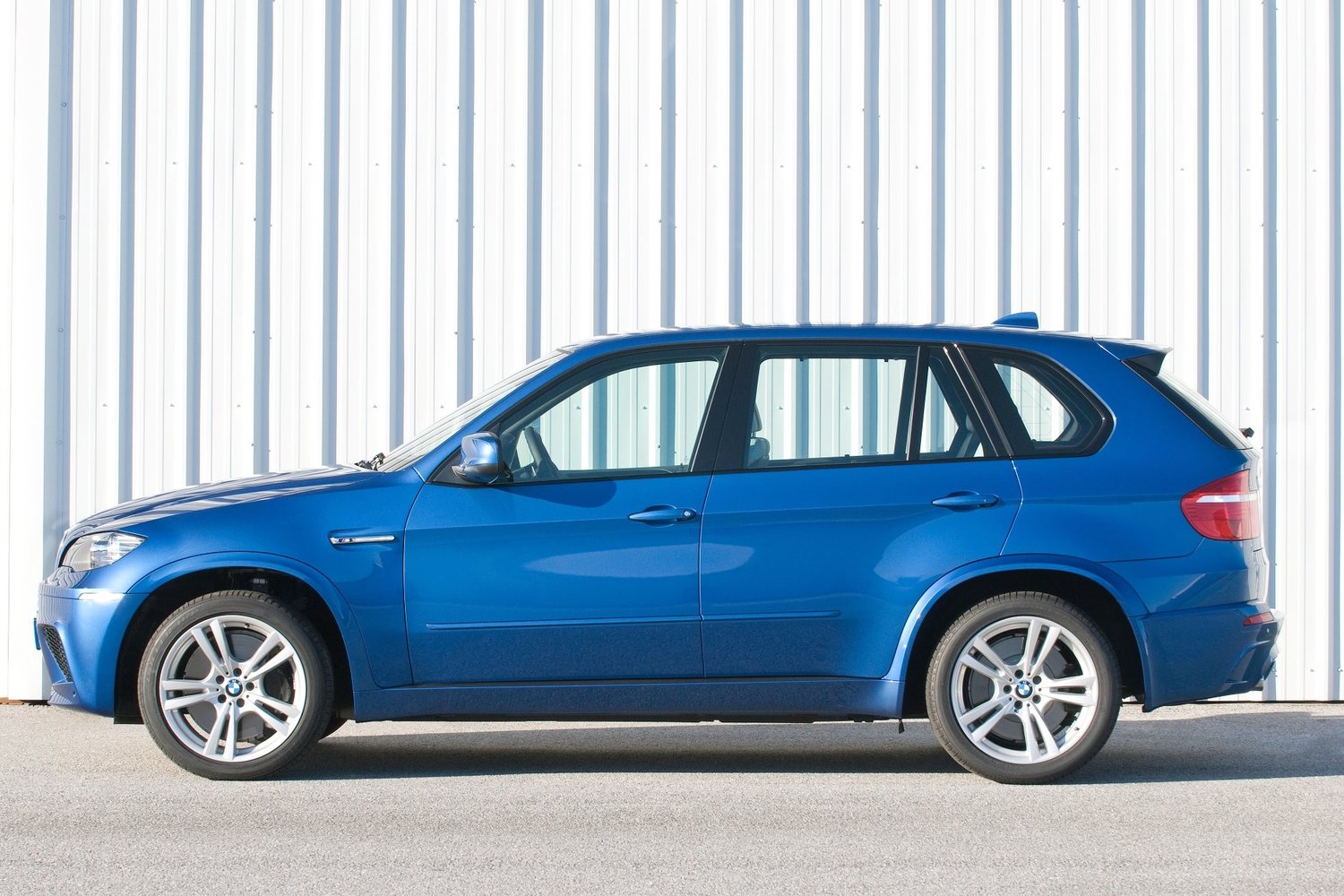 кроссовер BMW X5 M 2009 - 2014г выпуска модификация 4.4 AT (555 л.с.) 4×4
