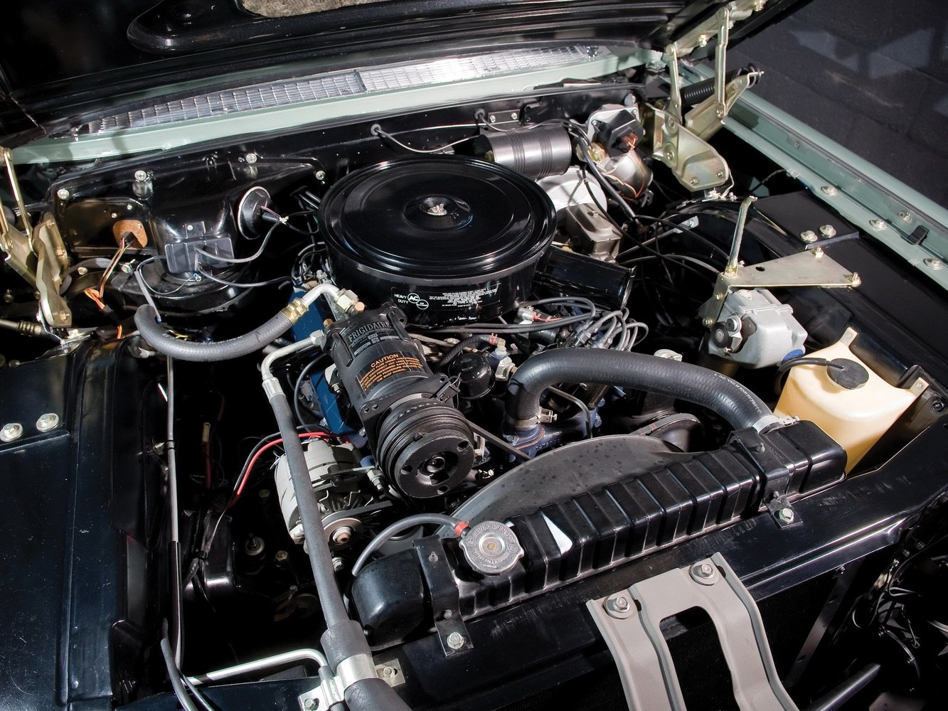 седан Cadillac Fleetwood 1956 - 1976г выпуска модификация 6.0 AT (300 л.с.)