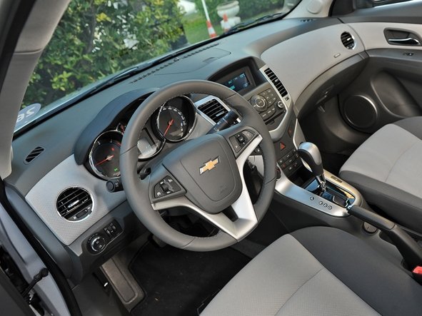 седан Chevrolet Cruze 2009 - 2012г выпуска модификация 1.4 AT (140 л.с.)
