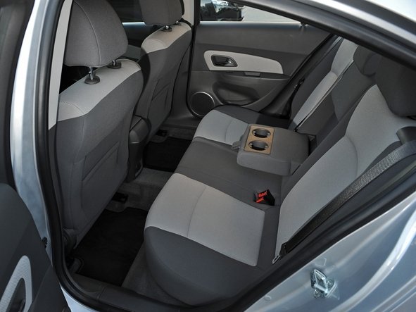 седан Chevrolet Cruze 2009 - 2012г выпуска модификация 1.4 AT (140 л.с.)