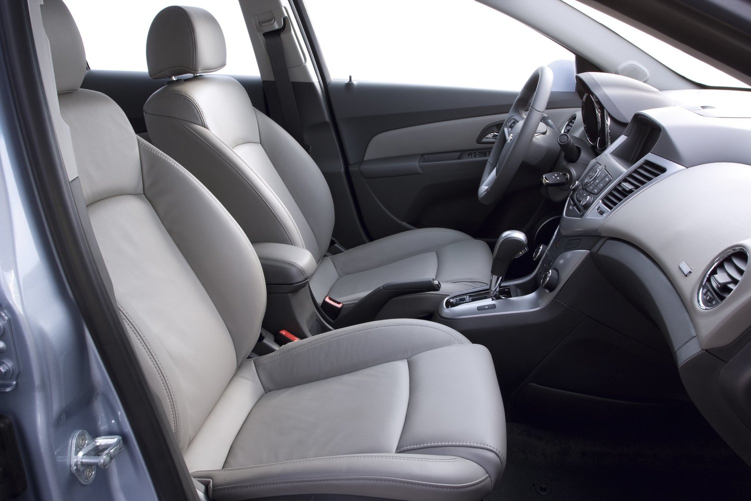 седан Chevrolet Cruze 2012 - 2015г выпуска модификация 1.4 MT (140 л.с.)