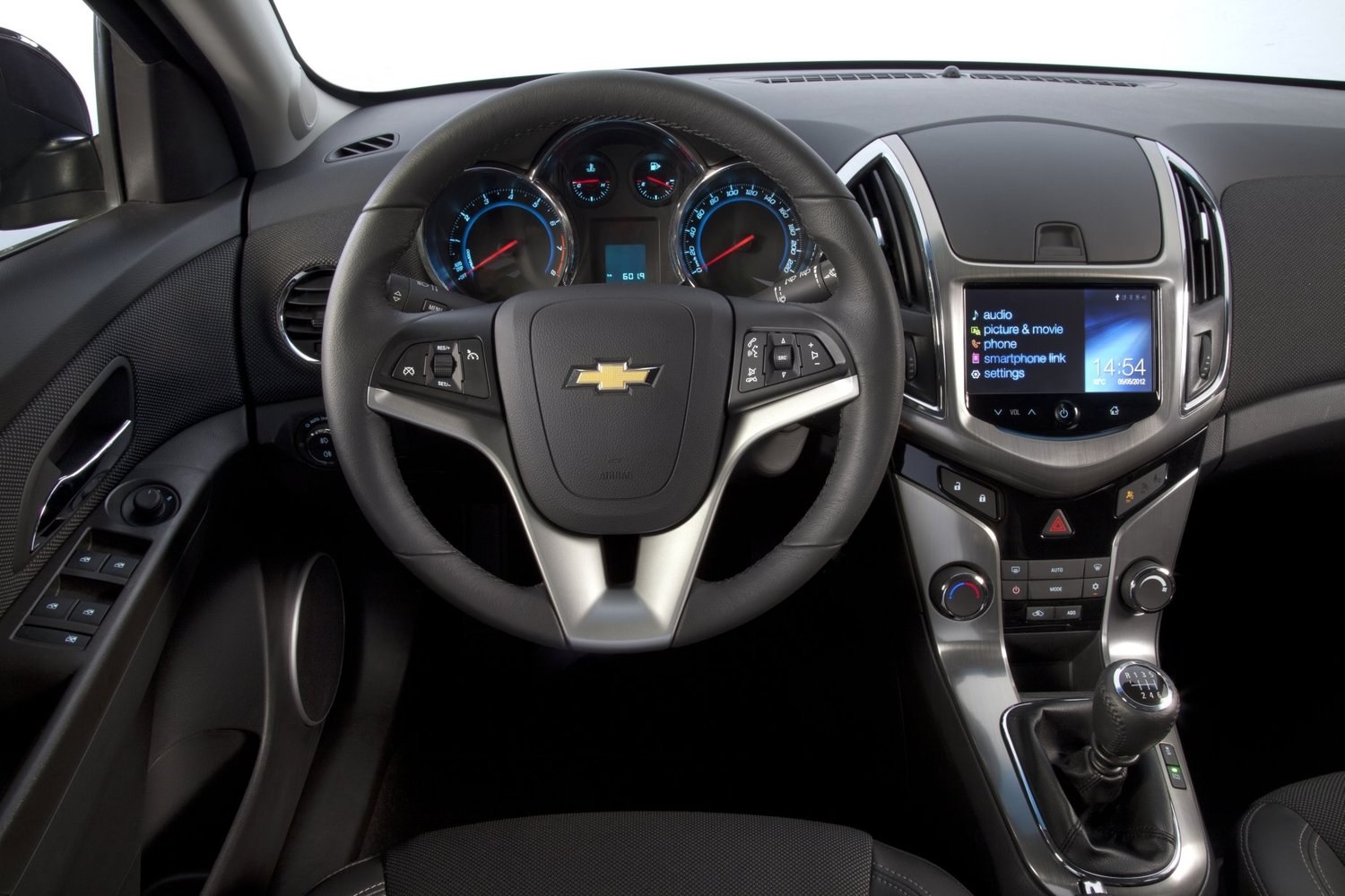 универсал Chevrolet Cruze 2012 - 2015г выпуска модификация 1.4 AT (140 л.с.)