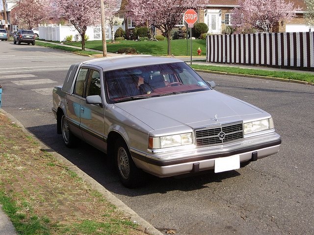 седан Chrysler Dynasty 1988 - 1993г выпуска модификация 2.5 AT (101 л.с.)