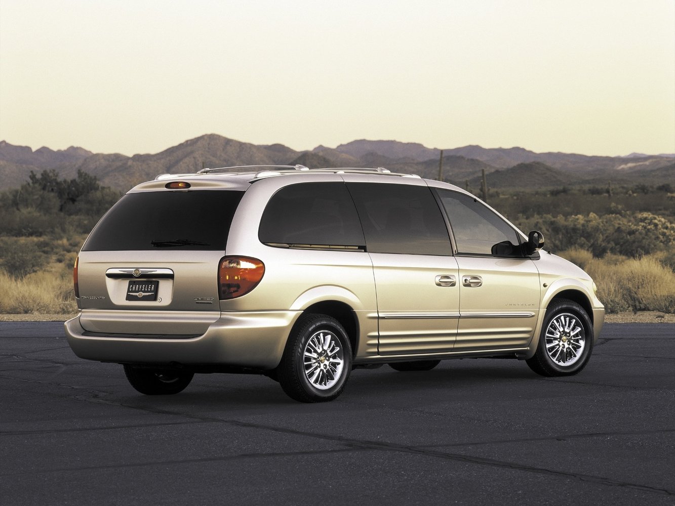 минивэн Chrysler Town & Country 2000 - 2004г выпуска модификация 3.3 AT (182 л.с.)
