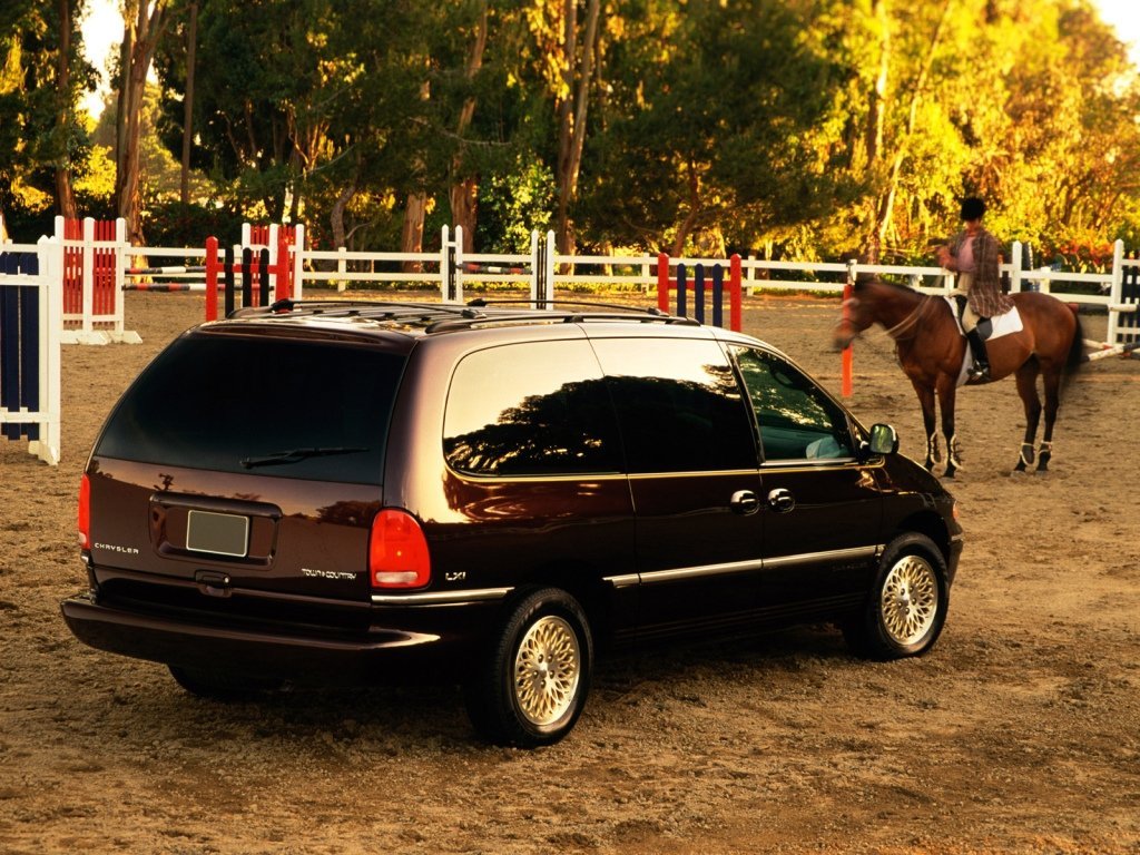 минивэн Chrysler Town & Country 2004 - 2007г выпуска модификация 3.3 AT (182 л.с.)