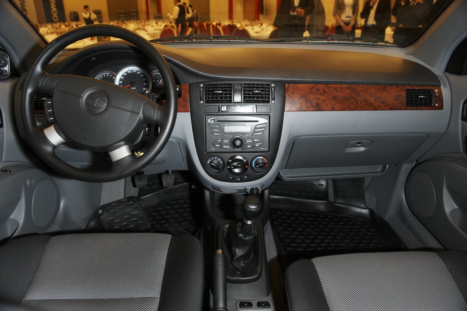 седан Daewoo Gentra 2013 - 2015г выпуска модификация Comfort 1.5 MT (107 л.с.)