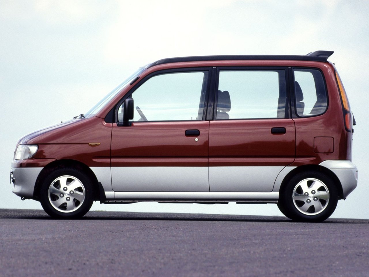 минивэн Daihatsu Move 1998 - 2009г выпуска модификация 0.7 AT (54 л.с.)