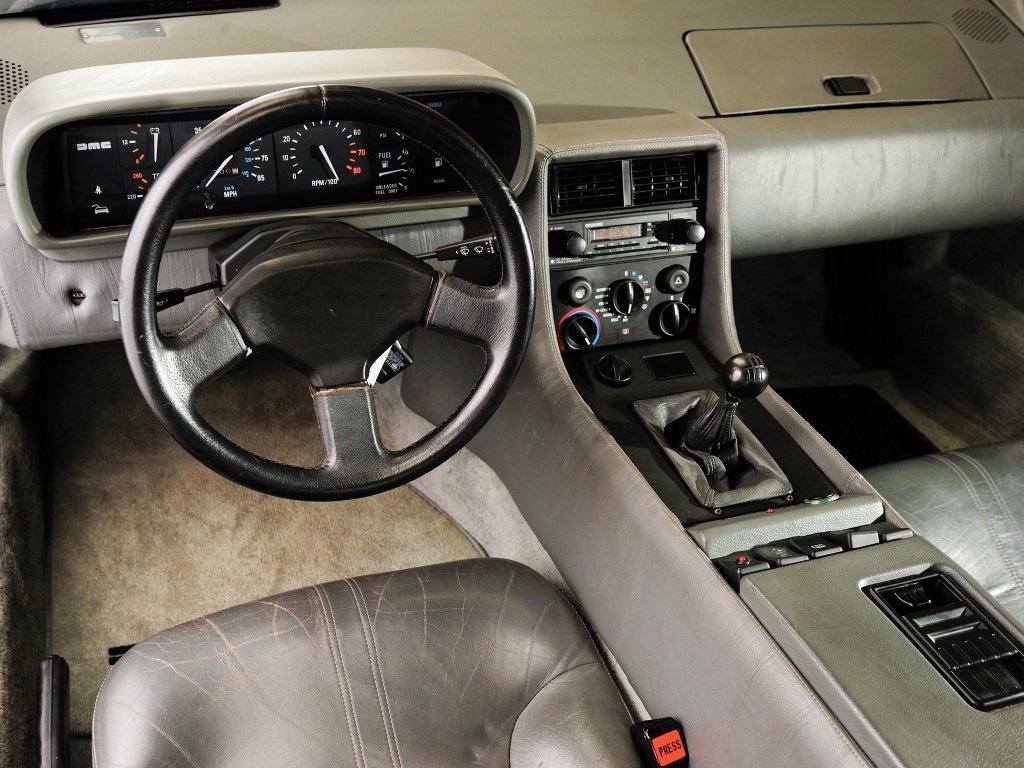 купе DeLorean DMC-12 1981 - 1982г выпуска модификация 2.8 AT (132 л.с.)