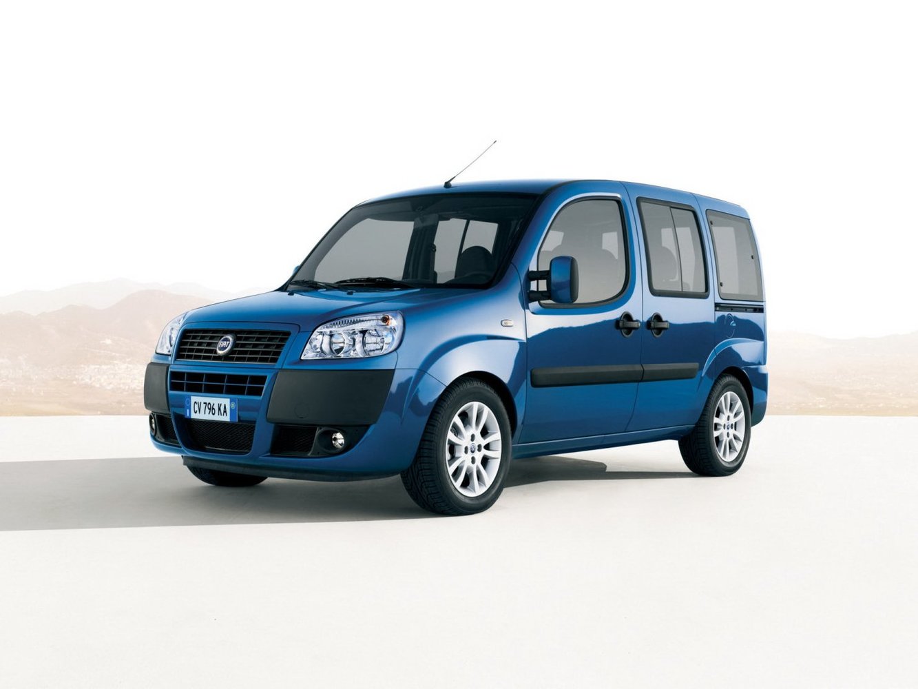 минивэн Fiat Doblo 2005 - 2015г выпуска модификация 1.2 MT (85 л.с.)