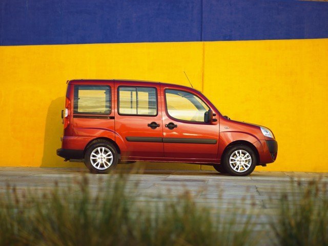 минивэн Fiat Doblo 2005 - 2015г выпуска модификация 1.2 MT (85 л.с.)