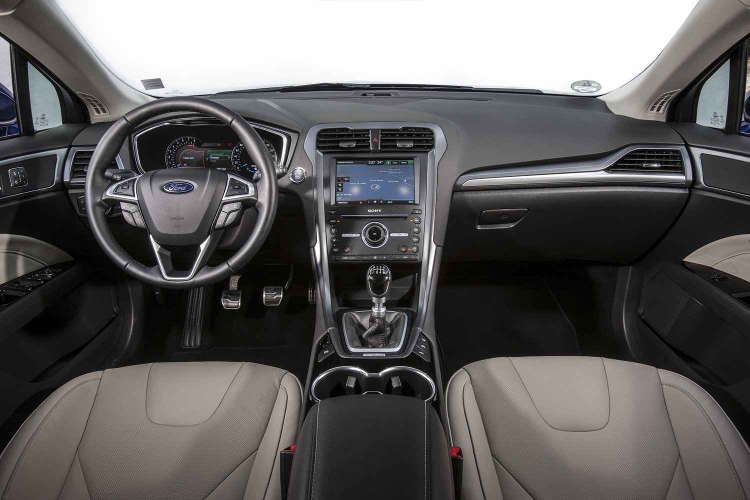 Комплектации года универсал. Ford Mondeo 5 2015. Ford Mondeo 2022 салон. Ford Mondeo 5 салон. Ford Mondeo 2015 Interior.