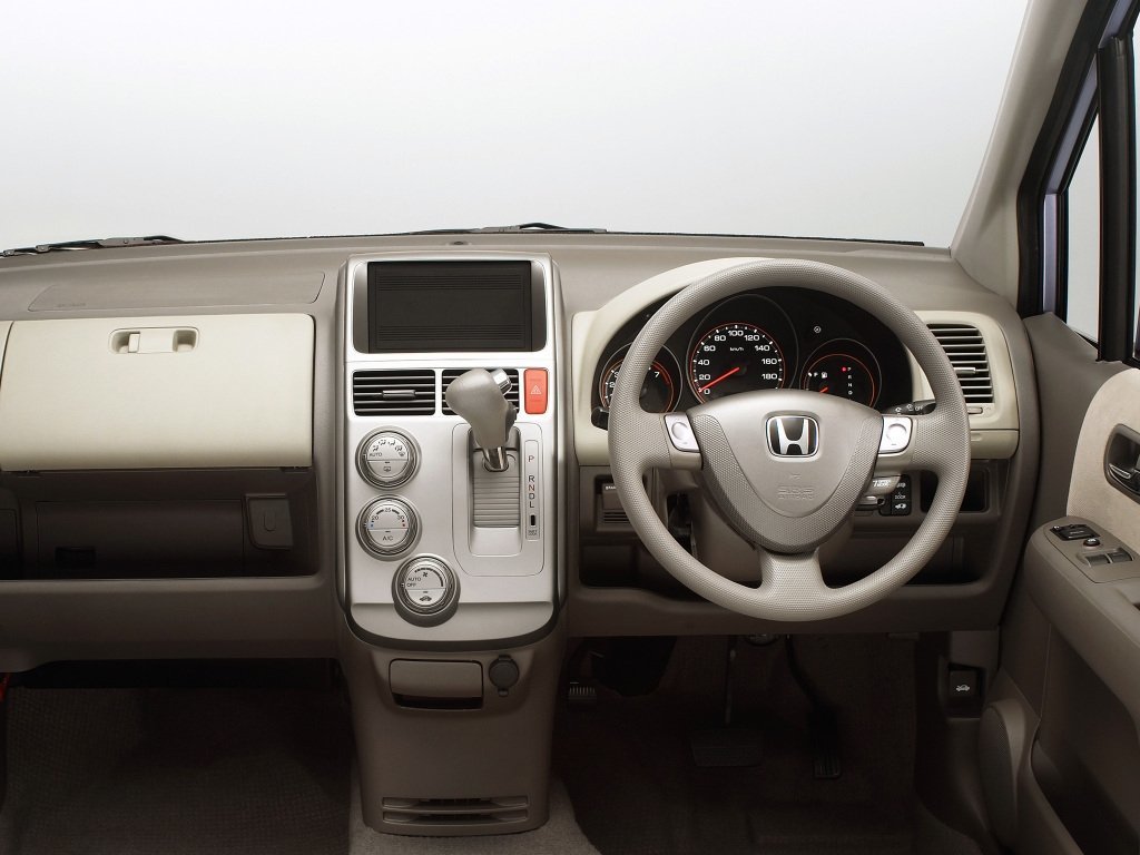 минивэн Honda Mobilio 2004 - 2008г выпуска модификация 1.5 CVT (110 л.с.)