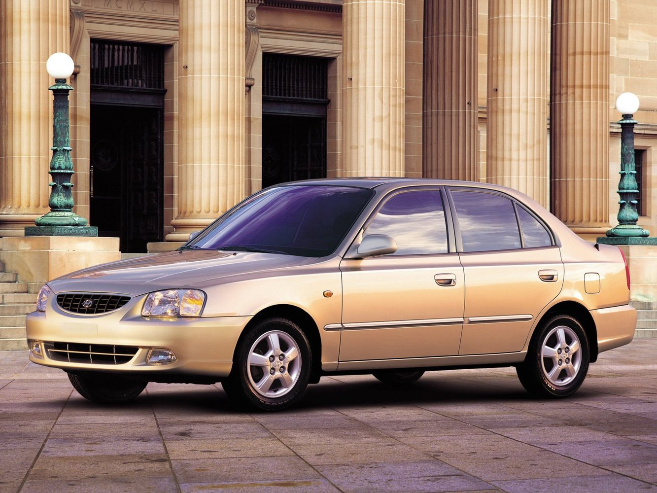 седан Hyundai Accent 2000 - 2003г выпуска модификация 1.3 AT (75 л.с.)