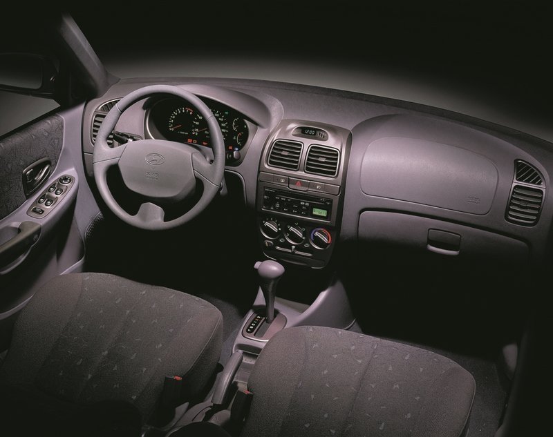седан Hyundai Accent 2001 - 2012г выпуска модификация 1.5 AT (102 л.с.)