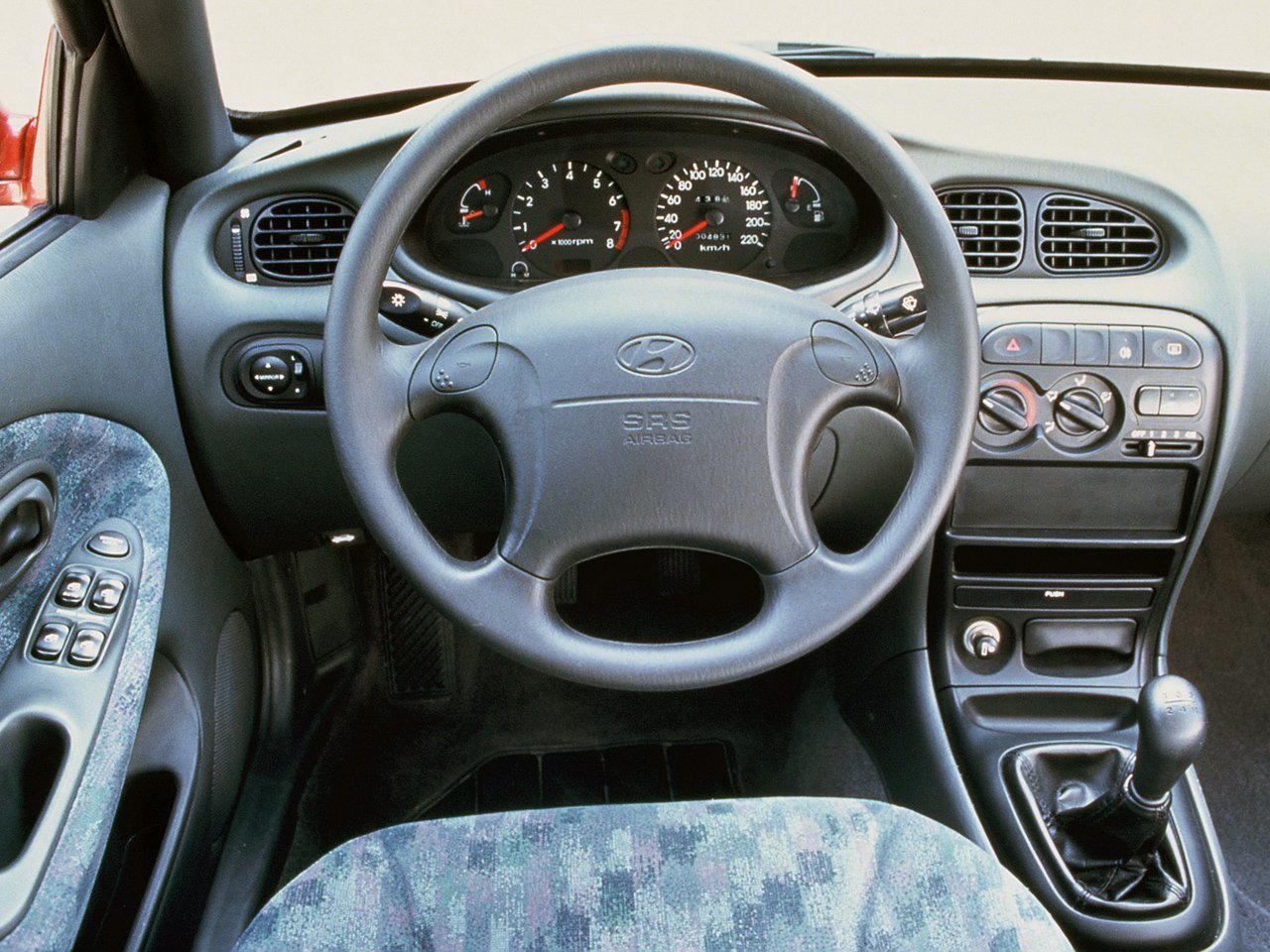 седан Hyundai Elantra 1995 - 2000г выпуска модификация 1.5 AT (88 л.с.)