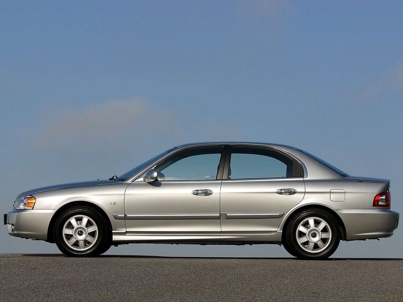 седан Kia Magentis 2003 - 2006г выпуска модификация 2.0 AT (136 л.с.)