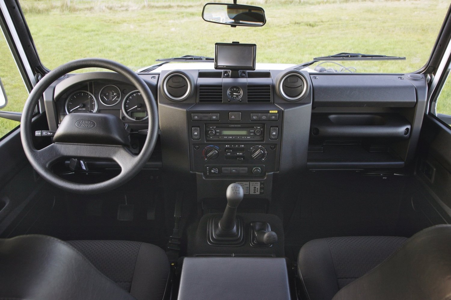 пикап Land Rover Defender 1983 - 2016г выпуска модификация 2.2 MT (122 л.с.) 4×4