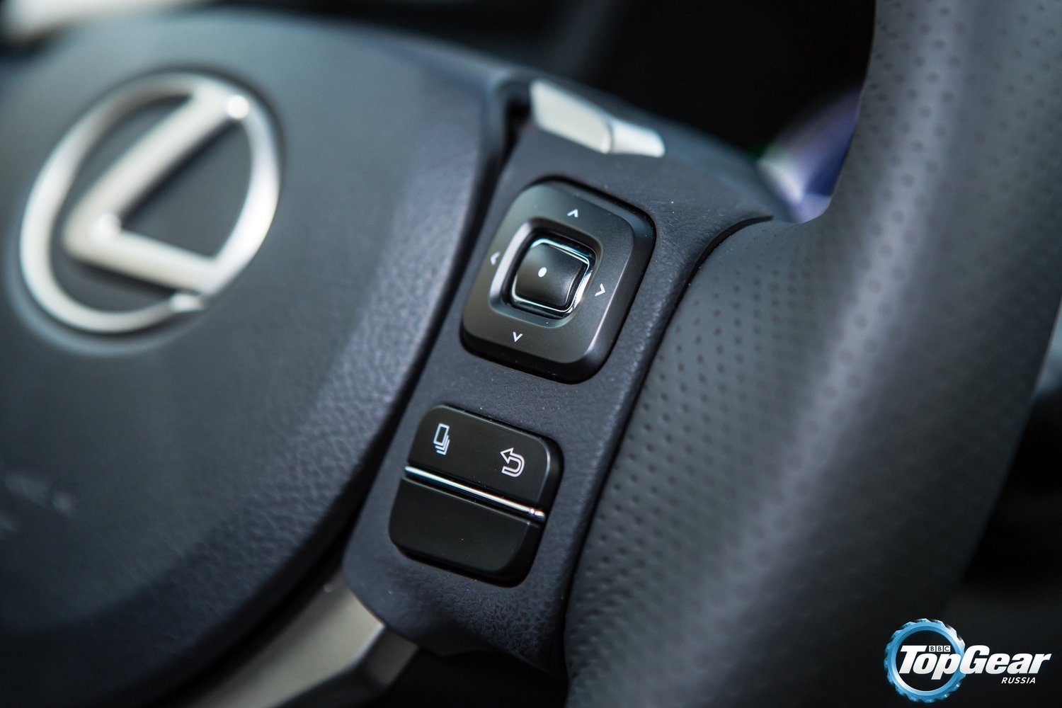 кроссовер Lexus NX 2014 - 2016г выпуска модификация F Sport Premium 2.0 AT (238 л.с.) 4×4