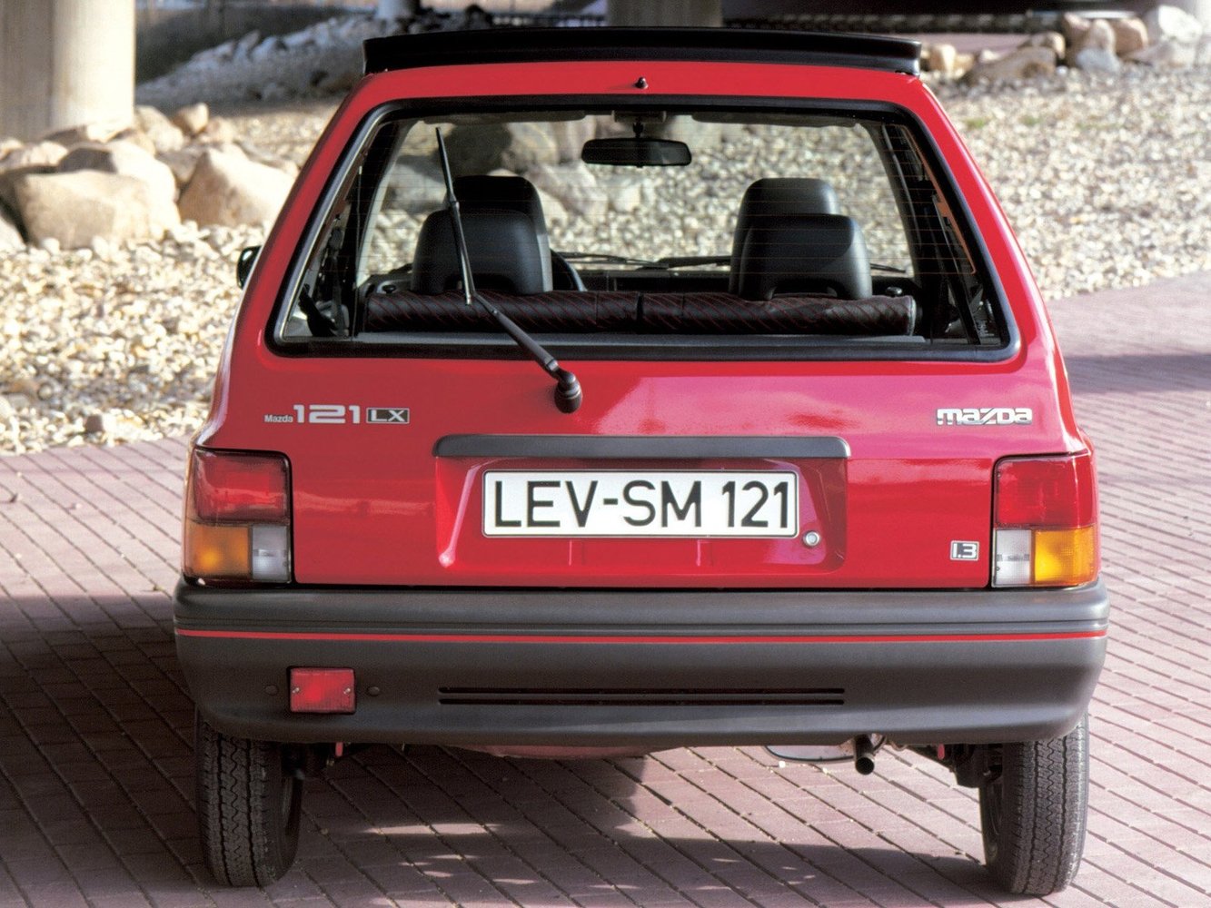 хэтчбек 3 дв. Mazda 121 1987 - 1991г выпуска модификация 1.1 MT (57 л.с.)