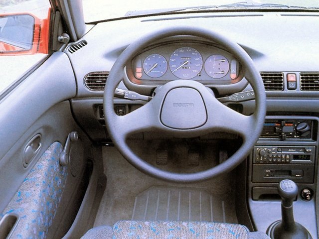 седан Mazda 121 1991 - 1998г выпуска модификация 1.3 MT (54 л.с.)