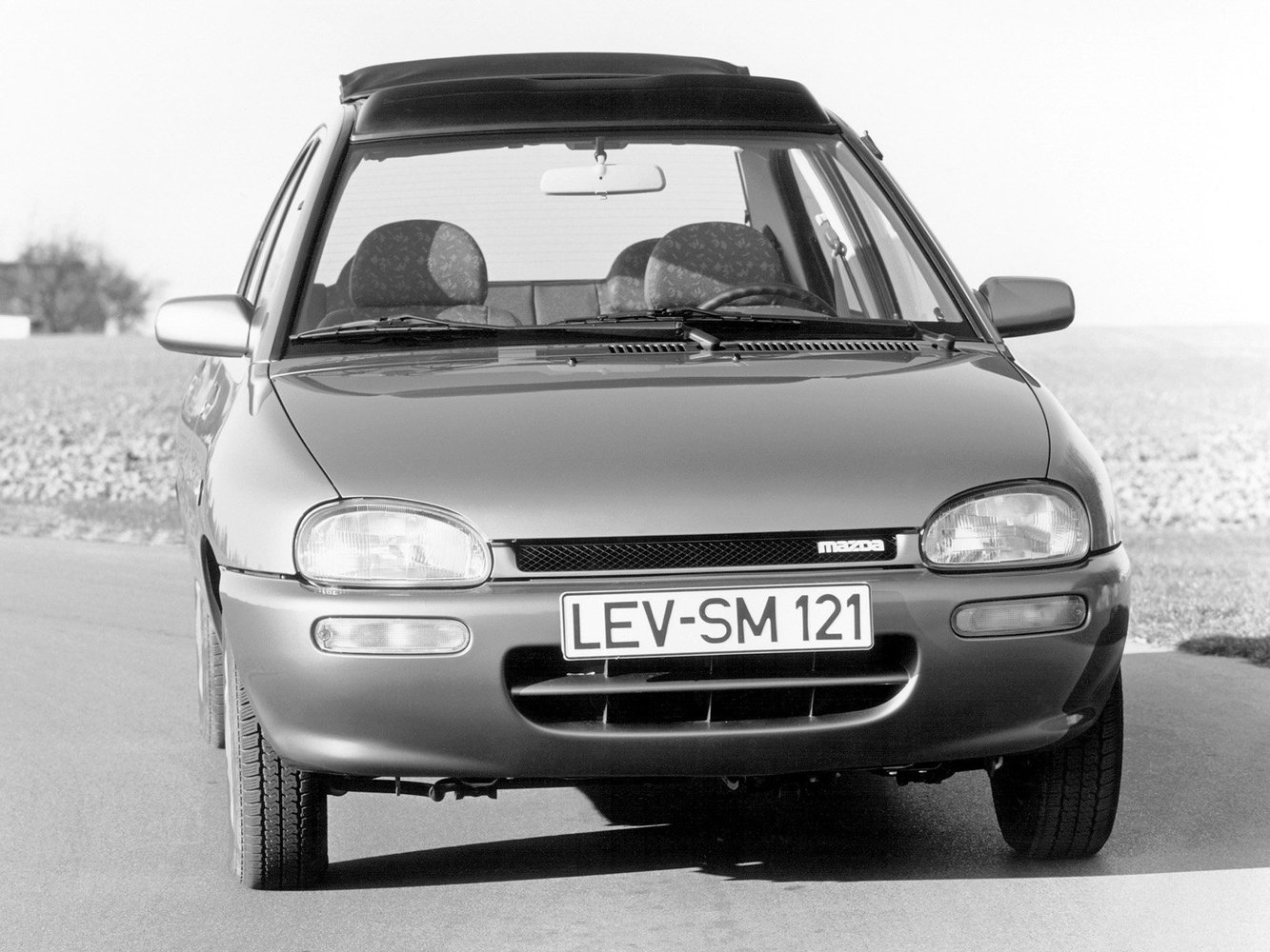 седан Mazda 121 1991 - 1998г выпуска модификация 1.3 MT (54 л.с.)