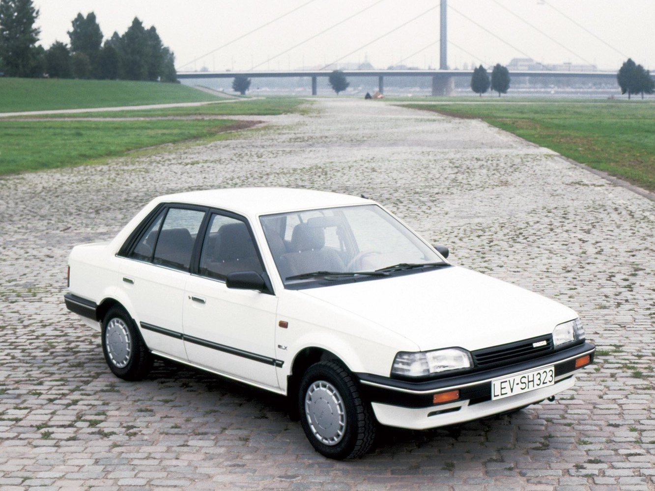седан Mazda 323 1985 - 1989г выпуска модификация 1.3 AT (60 л.с.)