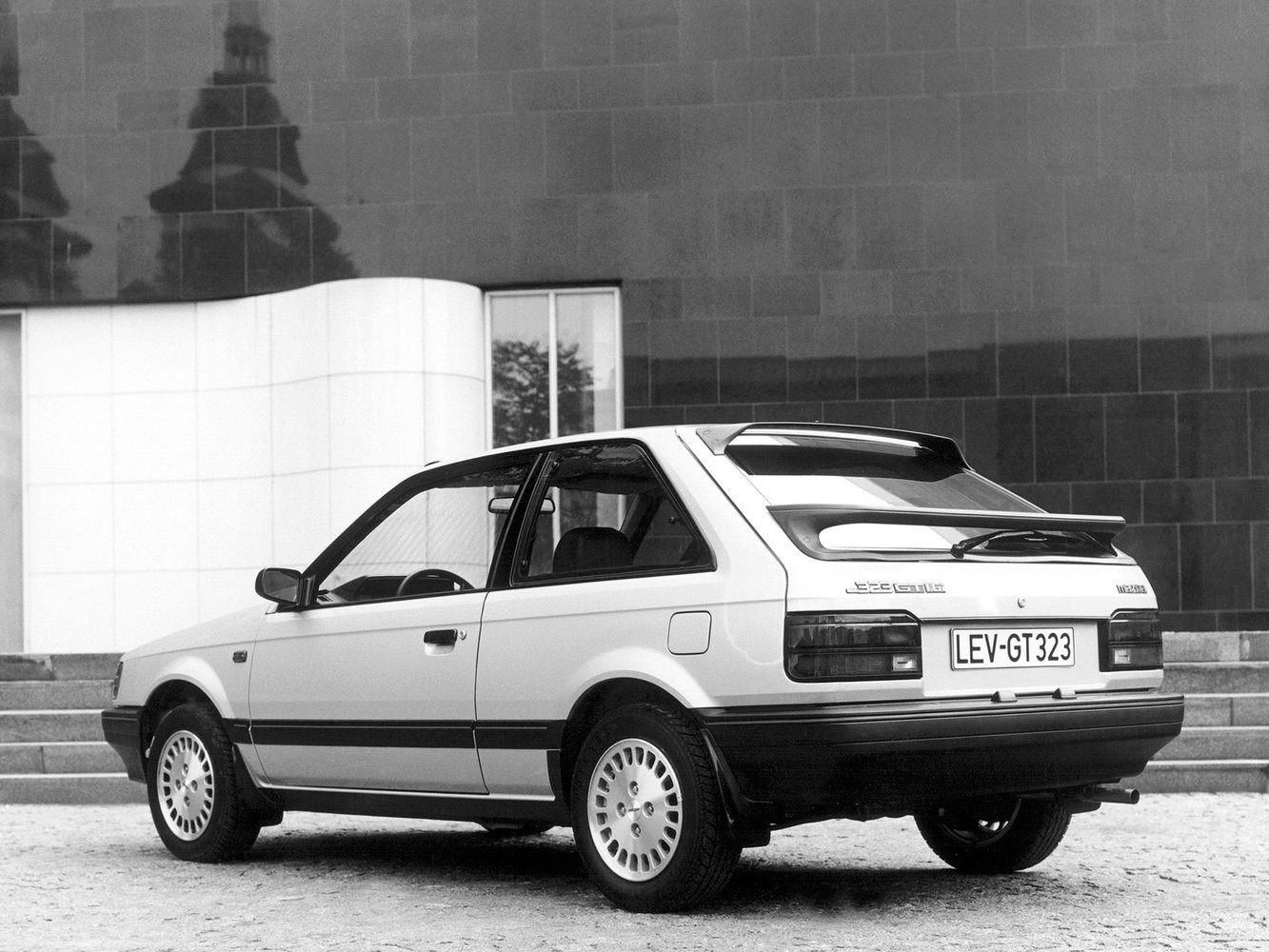 хэтчбек 3 дв. Mazda 323 1985 - 1989г выпуска модификация 1.1 MT (54 л.с.)