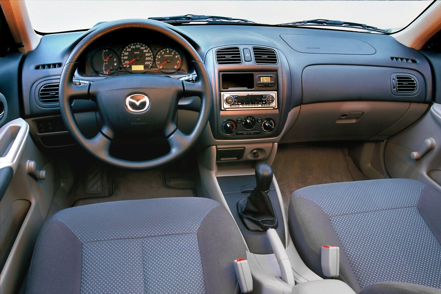 седан Mazda 323 2000 - 2003г выпуска модификация 1.3 MT (73 л.с.)