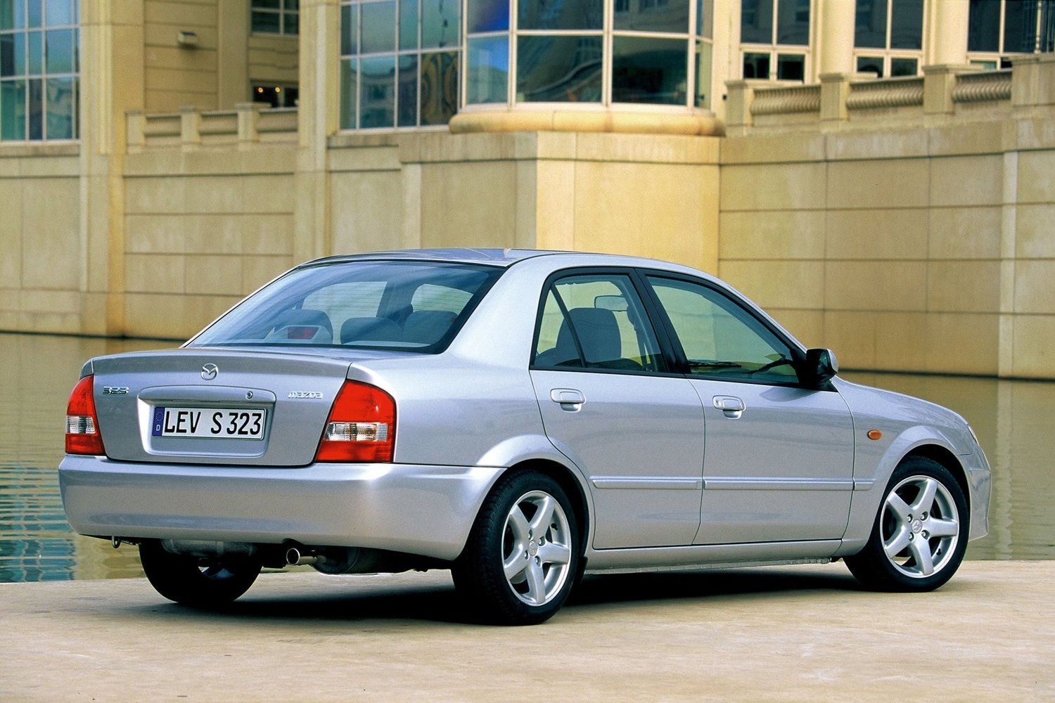 седан Mazda 323 2000 - 2003г выпуска модификация 1.3 MT (73 л.с.)
