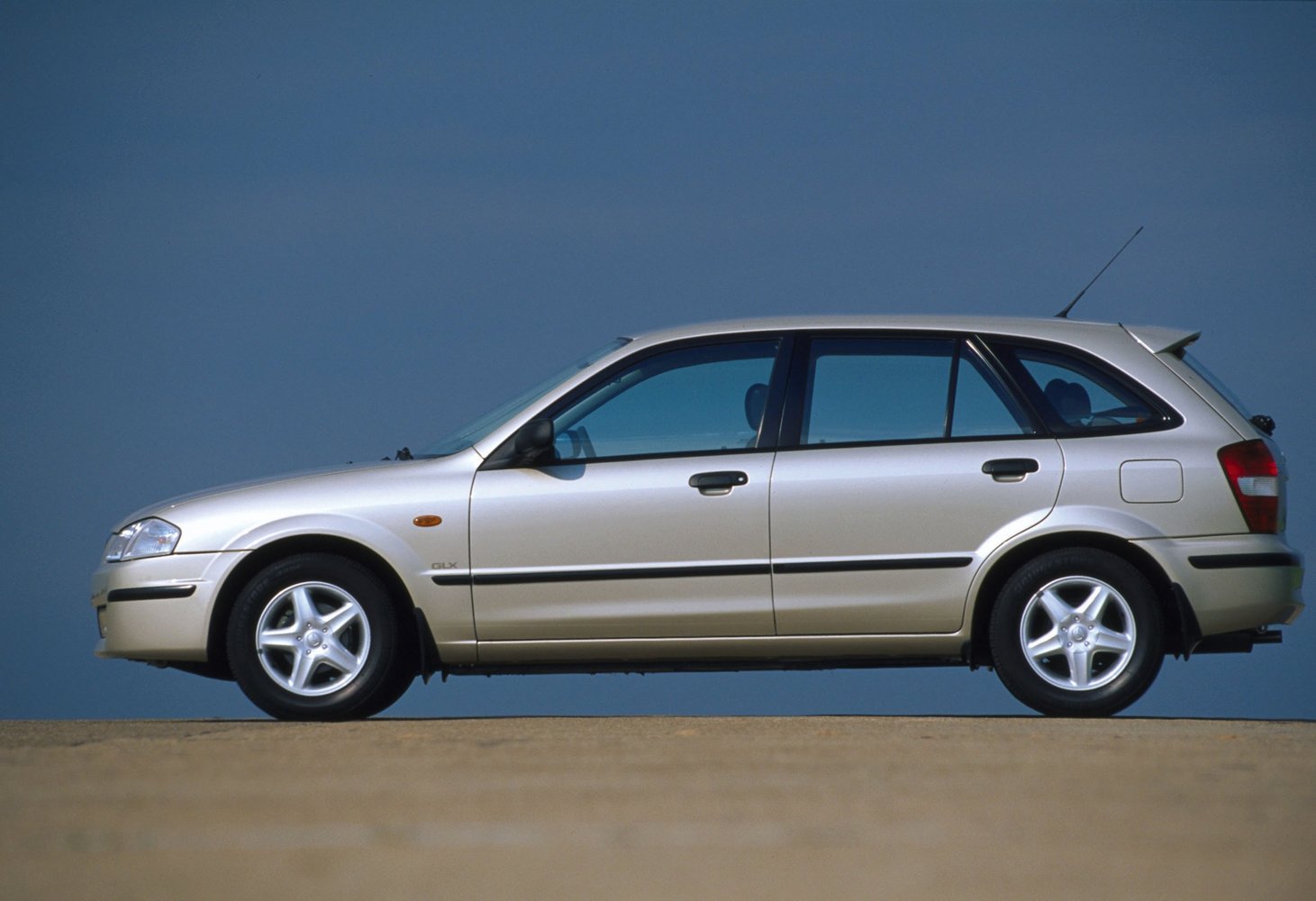 хэтчбек 5 дв. Mazda 323 2000 - 2003г выпуска модификация 1.3 MT (73 л.с.)