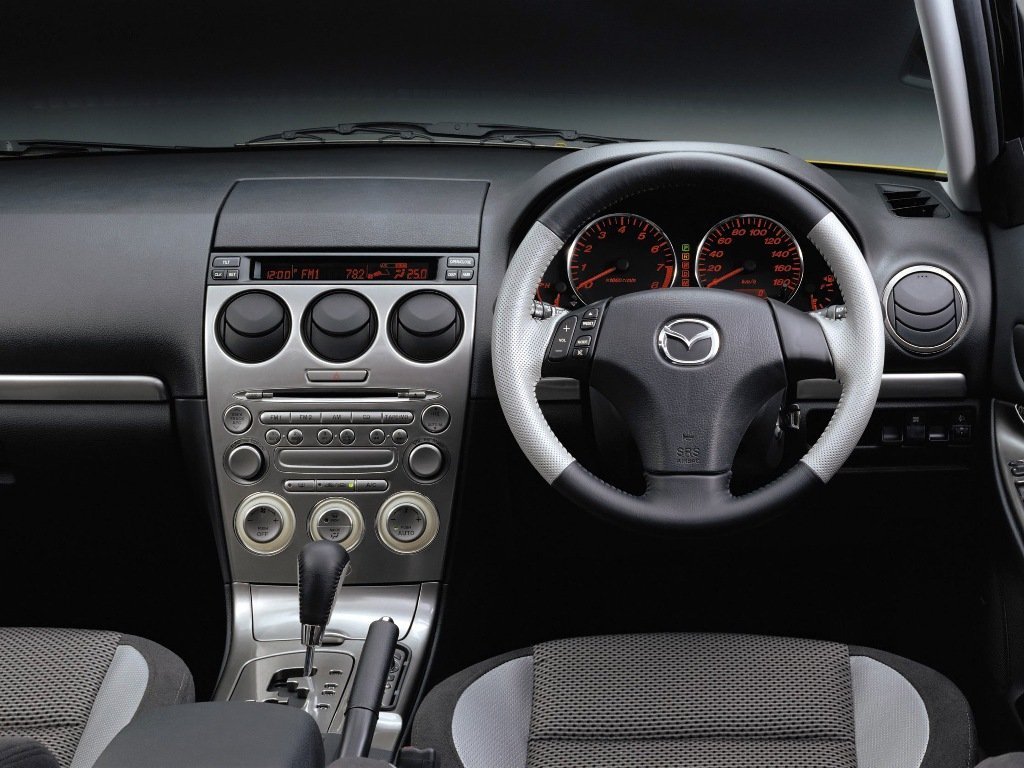 седан Mazda Atenza 2002 - 2007г выпуска модификация 2.0 AT (145 л.с.)