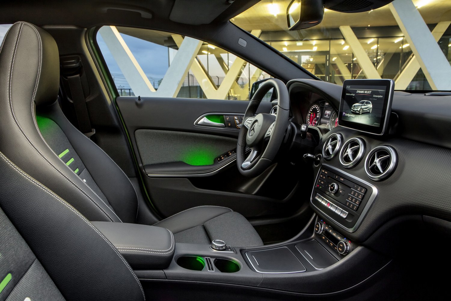 хэтчбек 5 дв. Mercedes-Benz A-klasse 2015 - 2016г выпуска модификация 1.5 AMT (90 л.с.)
