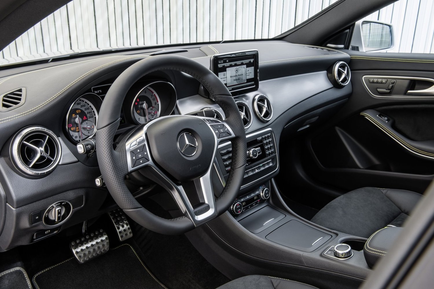 седан Mercedes-Benz CLA-klasse 2013 - 2016г выпуска модификация 1.5 AMT (109 л.с.)