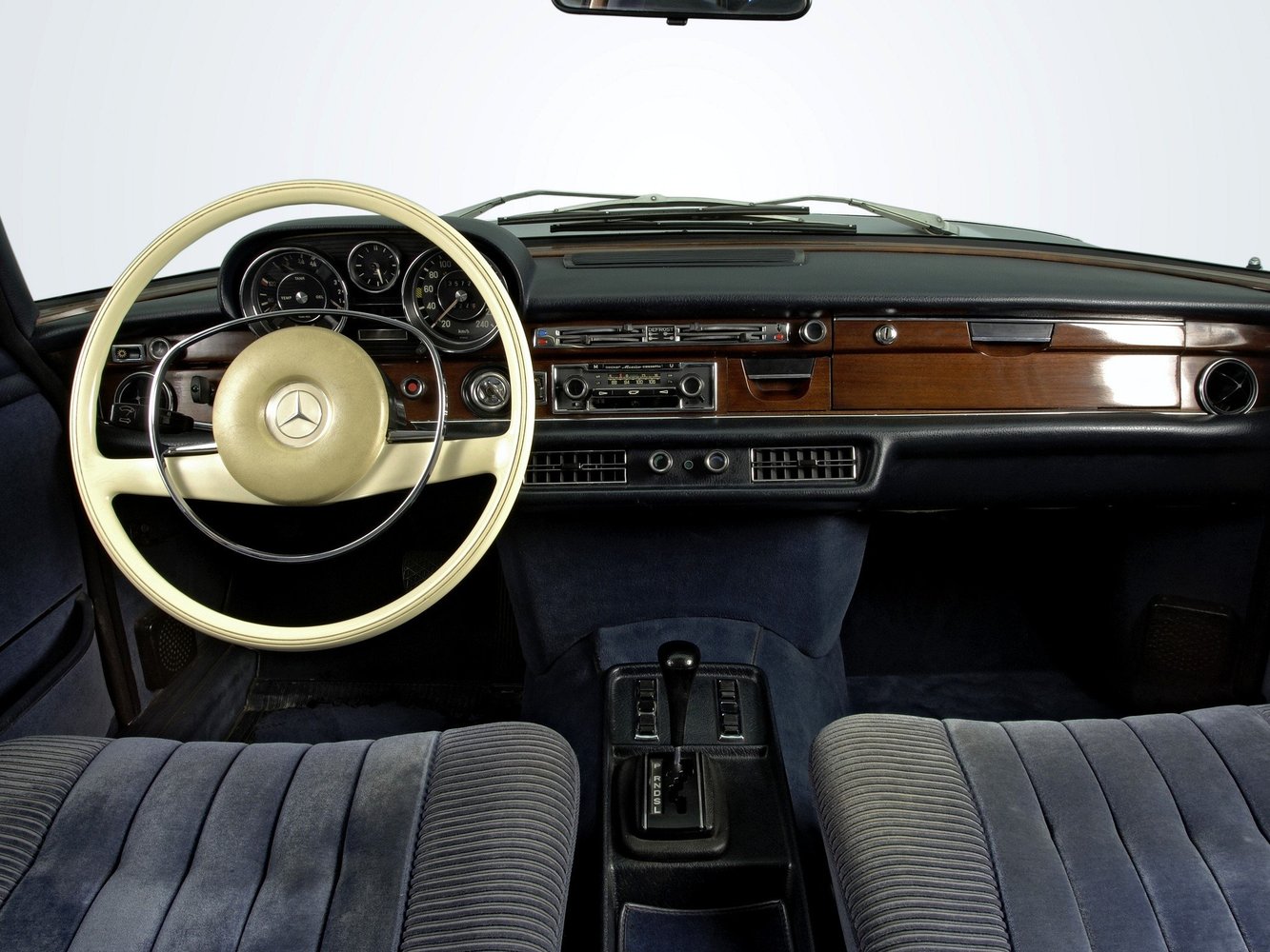 седан Mercedes-Benz S-klasse 1965 - 1972г выпуска модификация 2.5 AT (130 л.с.)
