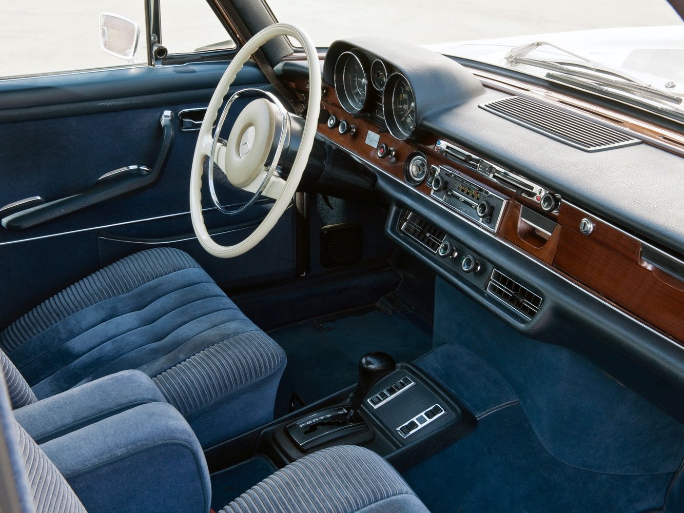 седан Mercedes-Benz S-klasse 1965 - 1972г выпуска модификация 2.5 AT (130 л.с.)