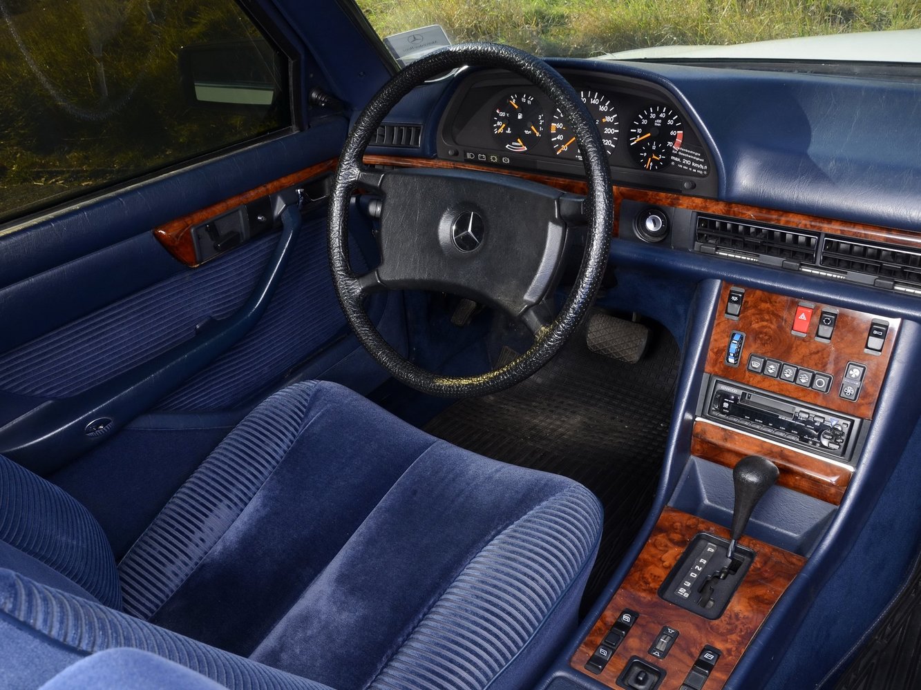 седан Mercedes-Benz S-klasse 1979 - 1985г выпуска модификация 2.7 AT (156 л.с.)