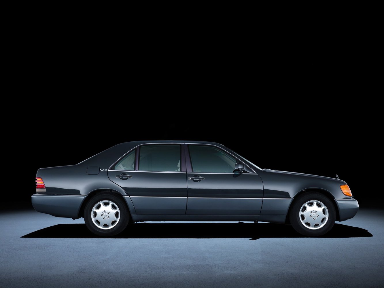 седан Long Mercedes-Benz S-klasse 1991 - 1995г выпуска модификация 3.2 AT (231 л.с.)