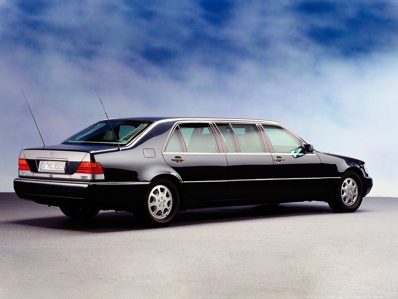 седан Pullman Mercedes-Benz S-klasse 1995 - 1998г выпуска модификация 6.0 AT (394 л.с.)