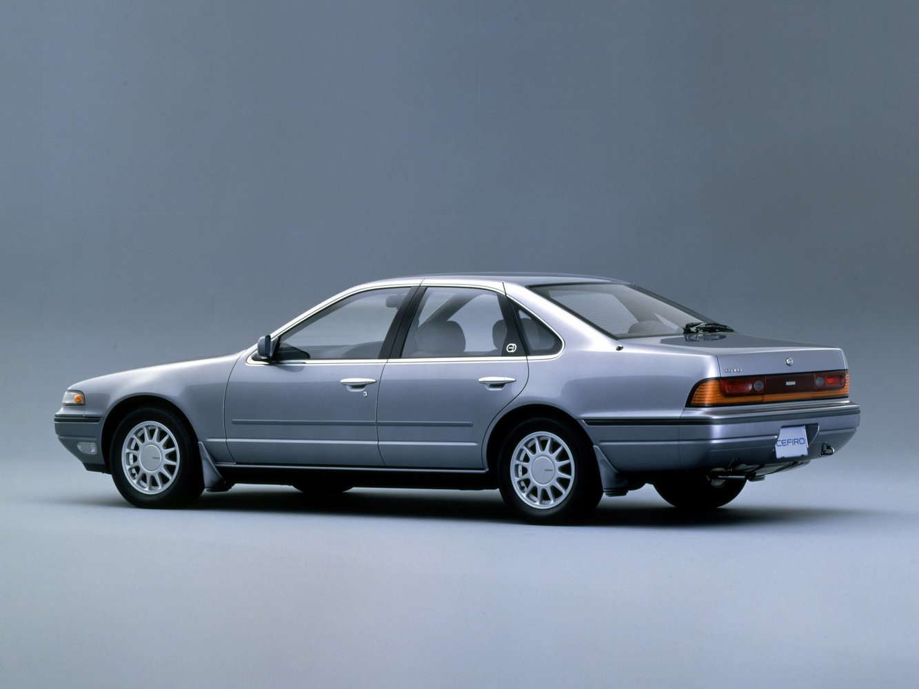 седан Nissan Cefiro 1988 - 1994г выпуска модификация 2.0 AT (125 л.с.)