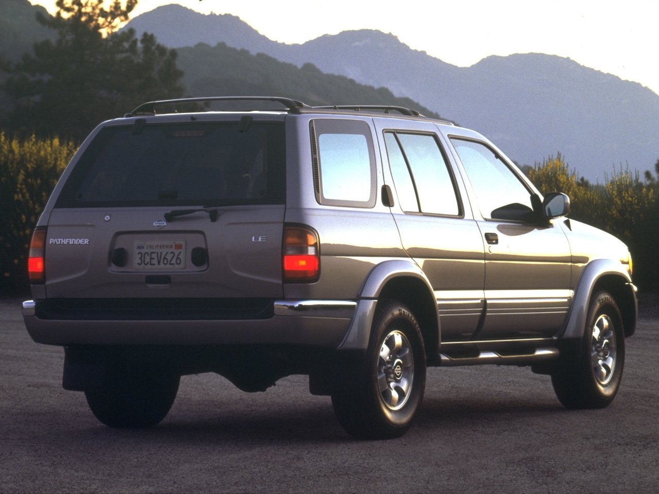 внедорожник Nissan Pathfinder 1996 - 2004г выпуска модификация 2.7 MT (131 л.с.) 4×4
