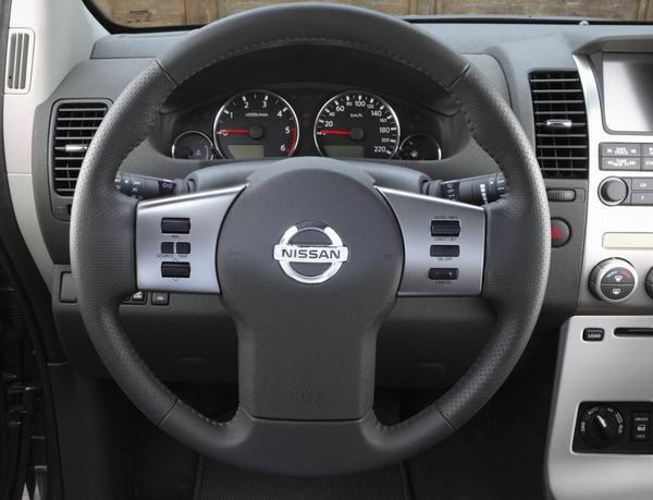 внедорожник Nissan Pathfinder 2004 - 2010г выпуска модификация 2.5 AT (174 л.с.)